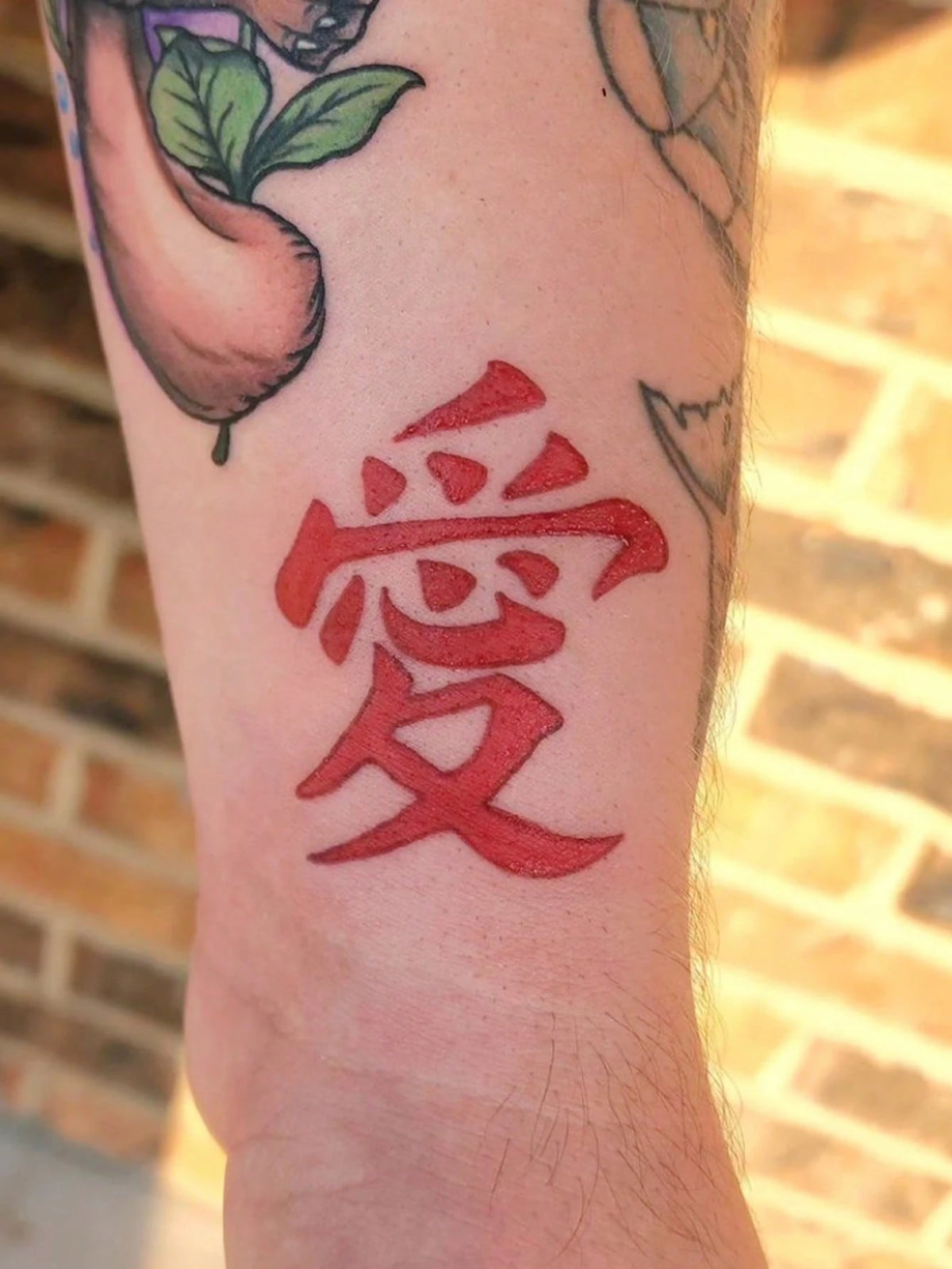 1 Pc Men's Red Chinese Kanji Love Temporary Tattoo Stickers, Bold Traditional Chinese Character "Love" Waterproof Oriental Text Body Stickers For Wrist Forearm Neck Decor