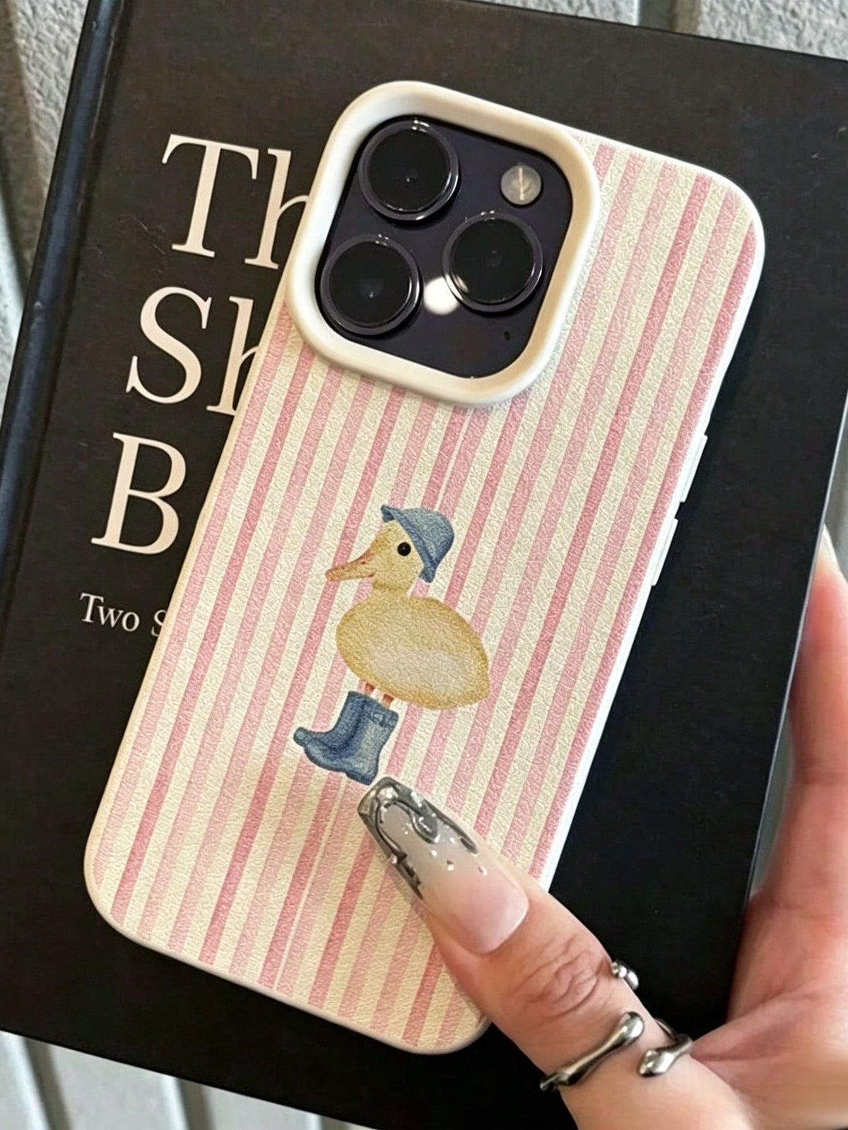 1pc Fashionable Cute Pink Striped Yellow Duck Pattern Phone Case, Suitable For IPhone18/18Pro/18ProMax/17/17Pro/17ProMax/16/16Pro/16ProMax/15/14/13/12/11 Anti-Drop Soft Shell Protective Cover