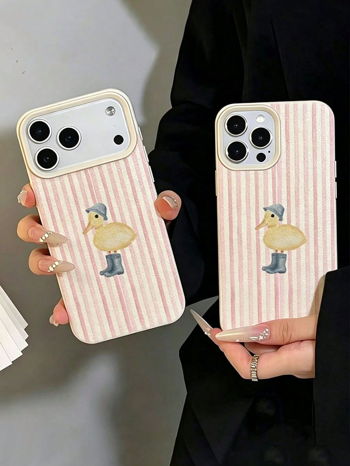 1pc Fashionable Cute Pink Striped Yellow Duck Pattern Phone Case, Suitable For IPhone18/18Pro/18ProMax/17/17Pro/17ProMax/16/16Pro/16ProMax/15/14/13/12/11 Anti-Drop Soft Shell Protective Cover