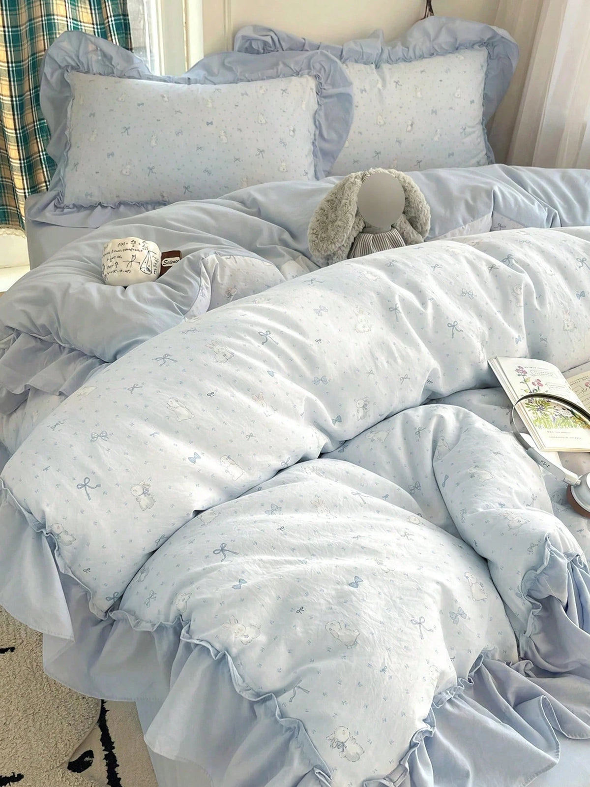 Blue Small Floral Ruffle Trim 4-Piece Bedding Set, French Country Style Bedding Set, Breathable Soft All-Season Bedding Set, Includes 1 Duvet Cover, 1 Bed Sheet, 2 Pillowcases, No Filling, Suitable Fo