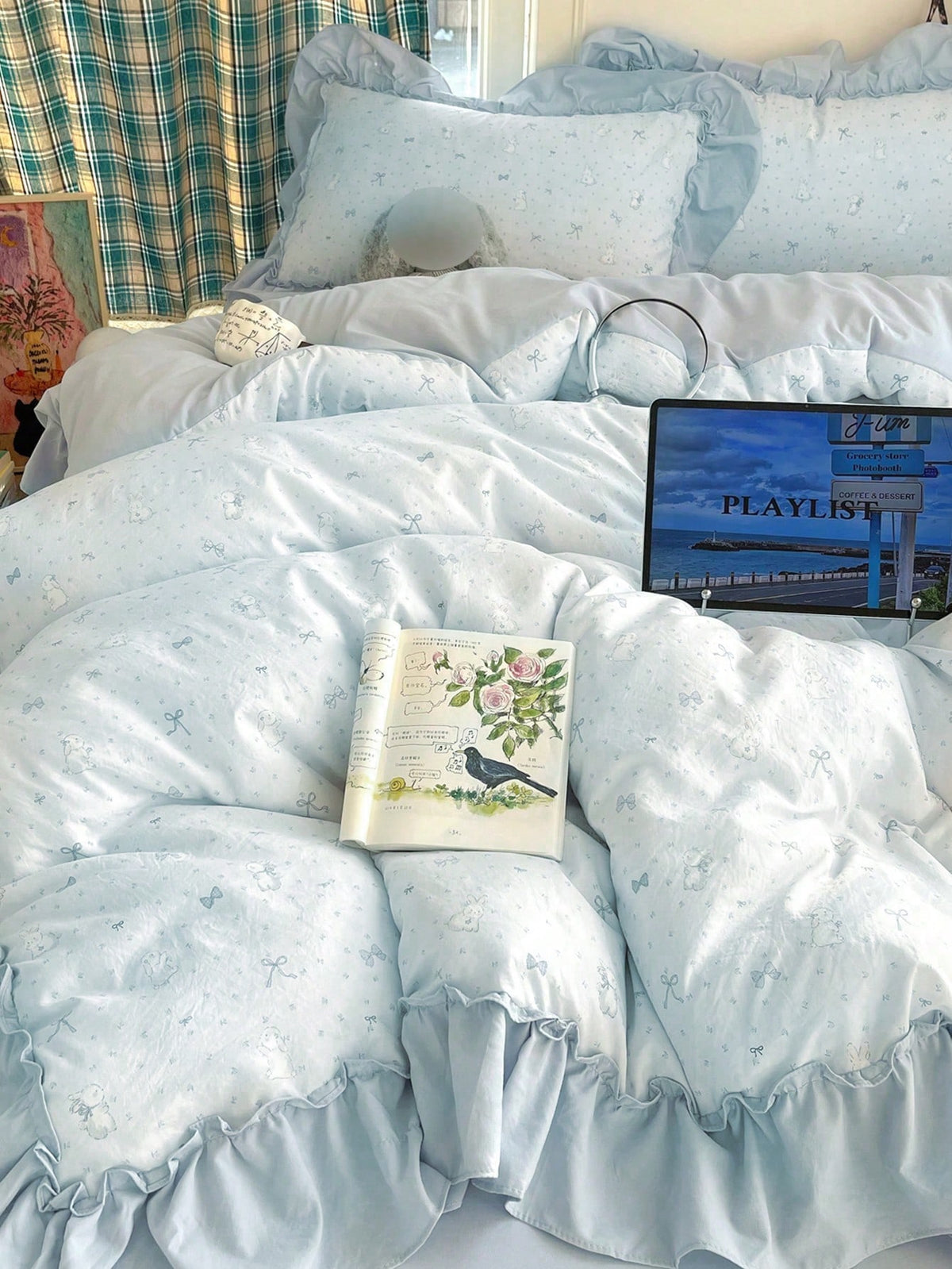 Blue Small Floral Ruffle Trim 4-Piece Bedding Set, French Country Style Bedding Set, Breathable Soft All-Season Bedding Set, Includes 1 Duvet Cover, 1 Bed Sheet, 2 Pillowcases, No Filling, Suitable Fo
