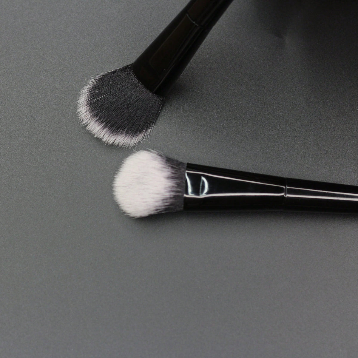 Contour Concealer Brush With Slanted Angled Ferrule And Large Curved Bristles, Available In 3 Colors. The Angled And Curved Design Effectively Fits The Contours Of The Face For Efficient Concealing.,F