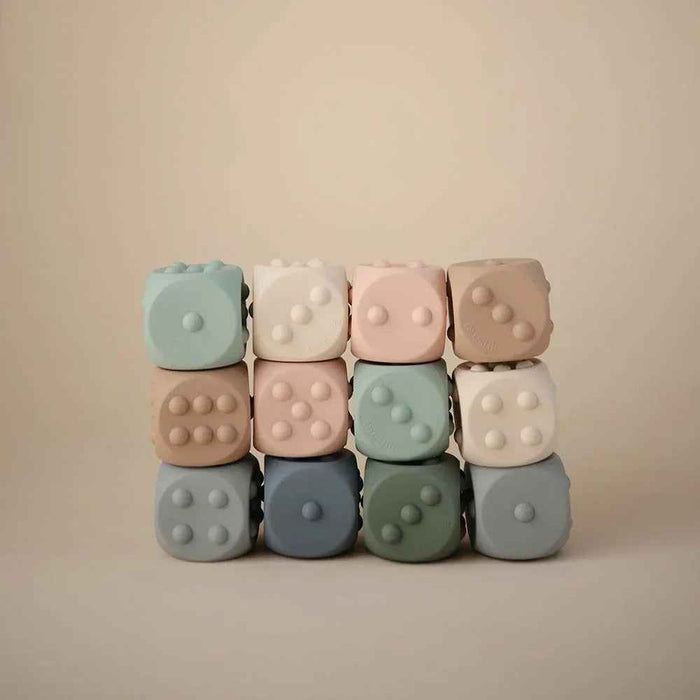 Mushie® Silikonske aktivnostne kocke Tradewinds/Stone Mushie